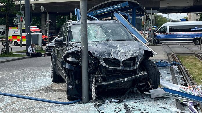 An der Ecke Arnulfstraße/Donnersbergerstraße ist ein Auto in das Wartehäuschen einer Trambahn-Haltestelle hineingefahren.