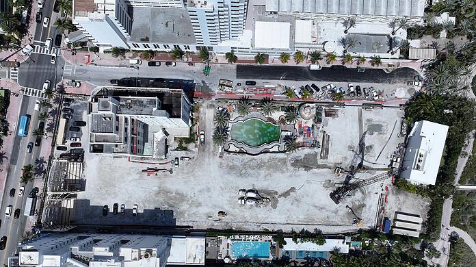 Eine Drohnenaufnahme aus dem März zeigt das Luxusprojekt "The Raleigh" am Strand von Miami im US-Bundesstaat Florida. Pensionsgeld aus Deutschland ist von München aus in die Anlage geflossen. Doch seit Jahren geht hier kaum etwas voran – das Hotel bleibt eine Großbaustelle.