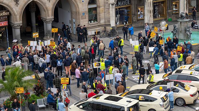 Im Juli demonstrierten Taxifahrer vor dem Rathaus. (Archivbild)