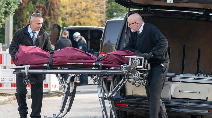 Am Tag nach dem Großbrand wurde eine Leiche aus dem Haus geborgen.
