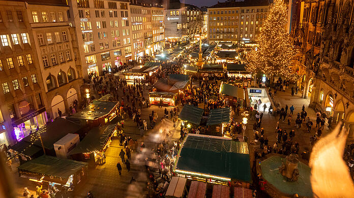 Der Christkindlmarkt auf dem Münchner Marienplatz lockt Jahr für Jahr auch zahlreiche Touristen an. (Archivbild)