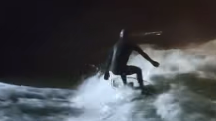 Ein Ausschnitt aus dem Video, welches die Surfer am Wochenende im Netz teilen: Die Welle ist zurück, ein Surfer mit Stirnlampe reitet weit nach Mitternacht auf der selbsterzeugten Welle.