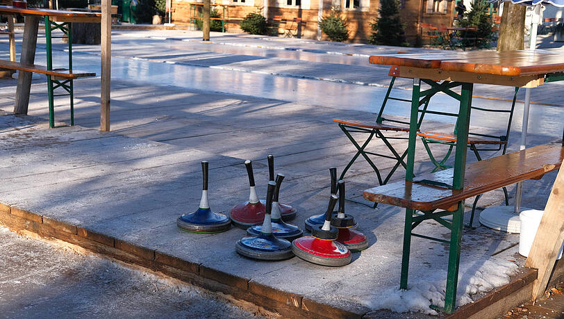 Bis Anfang März können sich die Eisstock-Freunde im Königlichen Hirschgarten vergnügen.