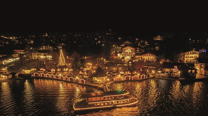 Adventszauber am Tegernsee: Ein Pendelschiff steuert hier gleich drei Märkte an. Adventszauber am Tegernsee: Ein Pendelschiff steuert hier gleich drei Märkte an.