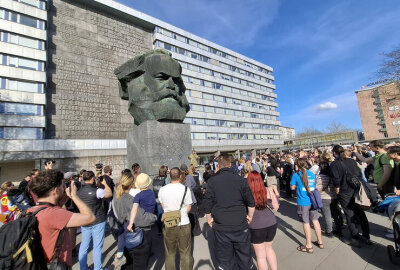 Große Fotogalerie: Chemnitz 2025 in 100 Bildern! - Rückblick aufs Festjahr zur Europäischen Kulturhauptstadt Chemnitz 2025: Ankunft Jan Böhmermann.