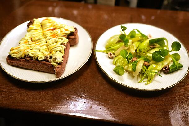 Gerichte wie "Pane alle Cozze" (10,50 Euro) und "Puntarelle" (9,50 Euro) stehen im Gufo auf der Karte. Gerichte wie "Pane alle Cozze" (10,50 Euro) und "Puntarelle" (9,50 Euro) stehen im Gufo auf der Karte.