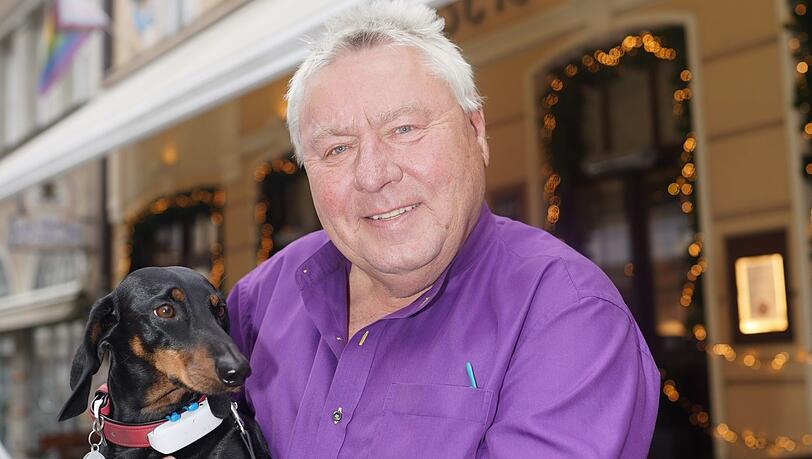 Eiche-Wirt Dietmar Holzapfel mit Hund Tino.