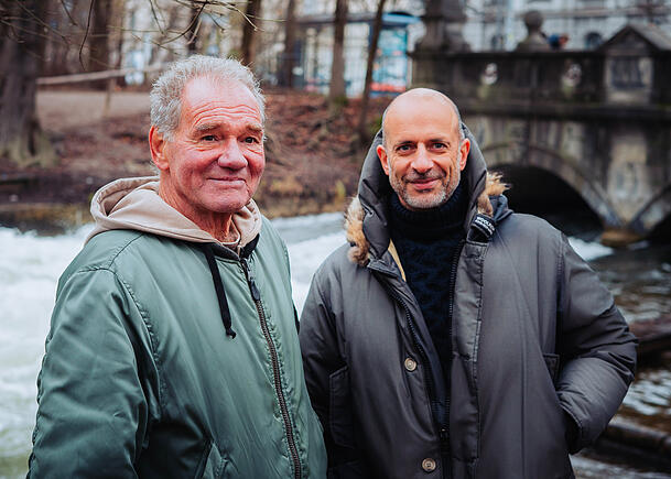 Surfclub-Präsident Martin Grün (r.) fände es „super“, wenn Rampen-Pionier Strasser bei der Wellen-Wiederbelebung helfen würde. Surfclub-Präsident Martin Grün (r.) fände es „super“, wenn Rampen-Pionier Strasser bei der Wellen-Wiederbelebung helfen würde.