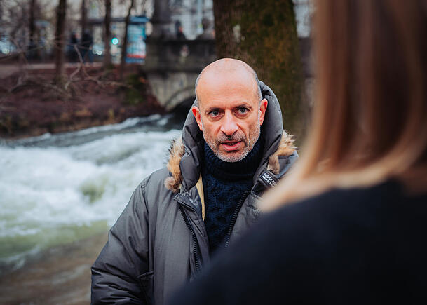 Eine Bauanleitung für eine Rampe, wie sie kürzlich bei einer geheimen Nacht- und Nebelaktion gezimmert wurde, gibt es nicht. Surfer Martin Grün: „Das wird mündlich weitergegeben und gegebenenfalls angepasst, seit Surfer-Generationen“ Eine Bauanleitung für eine Rampe, wie sie kürzlich bei einer geheimen Nacht- und Nebelaktion gezimmert wurde, gibt es nicht. Surfer Martin Grün: „Das wird mündlich weitergegeben und gegebenenfalls angepasst, seit Surfer-Generationen“