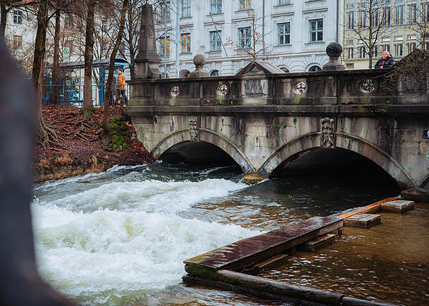 Seit der Bachauskehr sind fast fünf Wochen vergangen. Noch immer ist die Surferwelle kaputt. Zu sehen ist nur unsurfbares Weißwasser. Seit der Bachauskehr sind fast fünf Wochen vergangen. Noch immer ist die Surferwelle kaputt. Zu sehen ist nur unsurfbares Weißwasser.