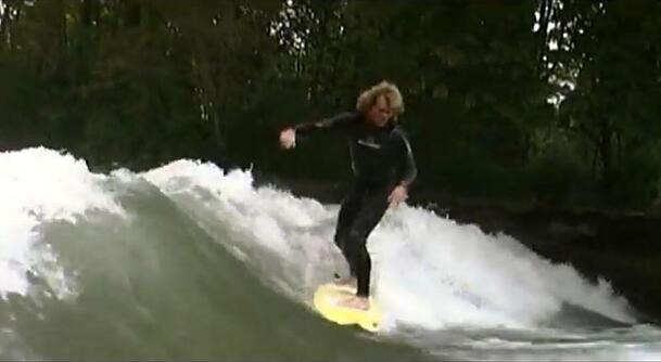 Walter Strasser in jungen Jahren auf der Eisbachwelle – hier in einer Szene aus Bjoern Richie Lobs Dokumentarfilm "Keep Surfing" (2009). Strasser betreute die Welle von 1995 bis 2005 in Eigenregie. Walter Strasser in jungen Jahren auf der Eisbachwelle – hier in einer Szene aus Bjoern Richie Lobs Dokumentarfilm "Keep Surfing" (2009). Strasser betreute die Welle von 1995 bis 2005 in Eigenregie.