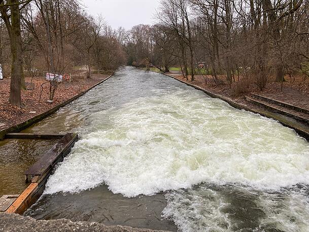 Die Eisbachwelle am eiskalten Mittwochvormittag, an dem es null Grad hat (3. Dezember): Keine Surfer, nicht einmal Zaungäste. Die Eisbachwelle am eiskalten Mittwochvormittag, an dem es null Grad hat (3. Dezember): Keine Surfer, nicht einmal Zaungäste.