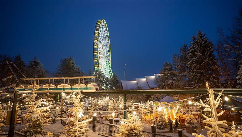 Das Riesenrad im Themenbereich Portugal mit Aussicht über den winterlich dekorierten Park. Das Riesenrad im Themenbereich Portugal mit Aussicht über den winterlich dekorierten Park.