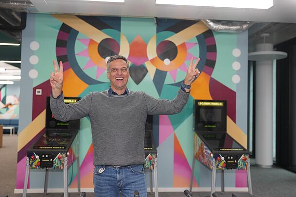 Der Amazon Deutschlandchef Rocco Bräuniger freut sich über einen Treffer beim Tischkicker, – und dass die neue Hauptzentrale des Unternehmens endlich fertig ist.