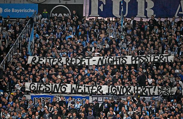 Immer wieder haben Fans in der Westkurve wie hier die Stadt und auch Dieter Reiter persönlich kritisiert. Ändert sich das, nachdem er nun erstmals ganz auf Linie mit dem aktuellen Löwen-Präsidenten zu sein scheint? Immer wieder haben Fans in der Westkurve wie hier die Stadt und auch Dieter Reiter persönlich kritisiert. Ändert sich das, nachdem er nun erstmals ganz auf Linie mit dem aktuellen Löwen-Präsidenten zu sein scheint?