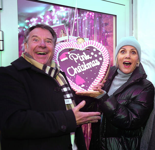 Patrick Linder bekommt beim Pink Christmas Unterstützung von Birgit Schrowange.