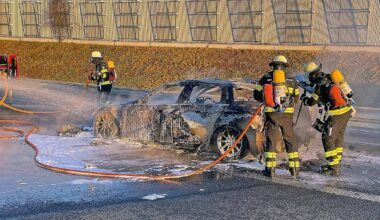 Pkw steht auf A99 bei München in Flammen: Autobahn gesperrt