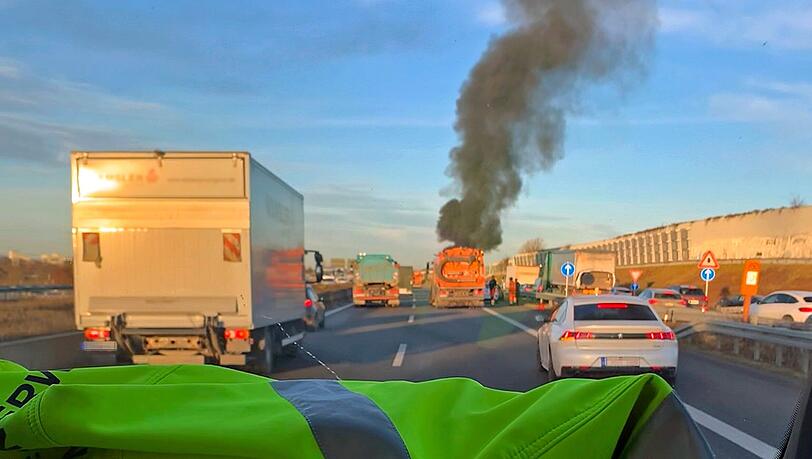 Schon aus großer Entfernung war für die Feuerwehrleute die aufsteigende Rauchsäule zu erkennen. Schon aus großer Entfernung war für die Feuerwehrleute die aufsteigende Rauchsäule zu erkennen.