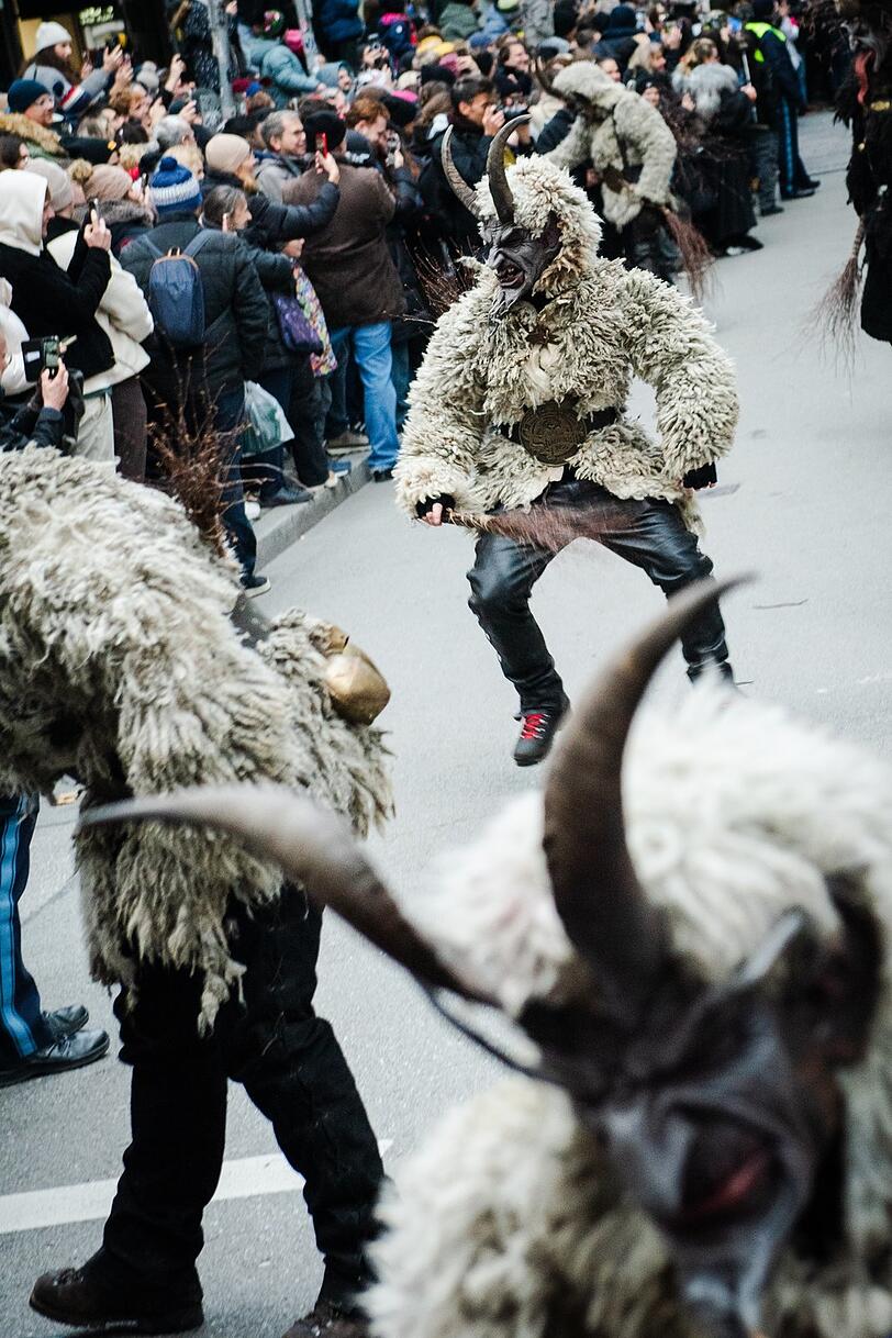 Mit der Rute unterwegs, aber nur sanft: Die Krampusse und Perchten sind mittlerweile zurückhaltender. Mit der Rute unterwegs, aber nur sanft: Die Krampusse und Perchten sind mittlerweile zurückhaltender.
