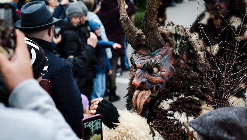 Die Krampusse gehen gern auf Tuchfühlung, das Publikum feiert es. Die Krampusse gehen gern auf Tuchfühlung, das Publikum feiert es.