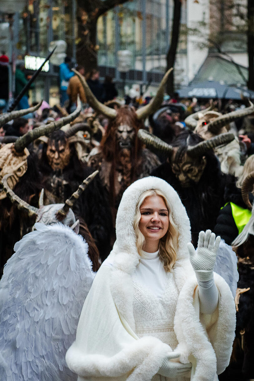 Ein Engel mit bedrohlichem Hintergrund. Ein Engel mit bedrohlichem Hintergrund.