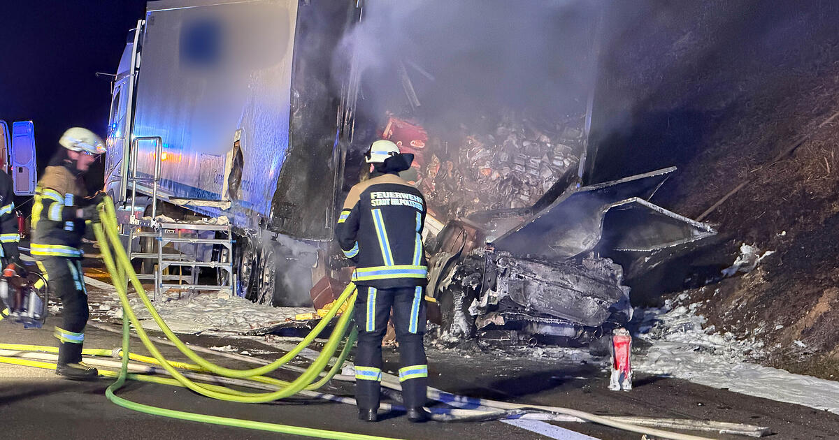 Auf der A9 Richtung München: Jaguar prallt bei Flucht vor Polizei gegen Lkw – Fahrer tot
