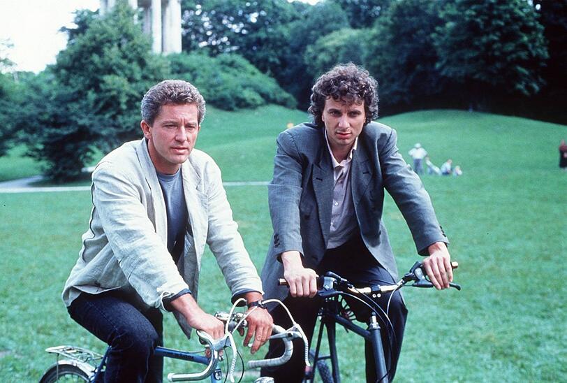 Tatort Englischer Garten; Das Münchner Duo in den 1990er Jahren vor dem Monopteros.