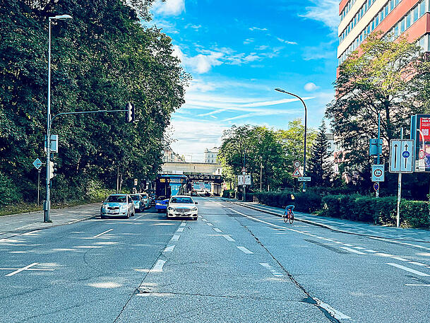 Der neu abgezeichnete Radweg auf der Rosenheimer Straße stadteinwärts.