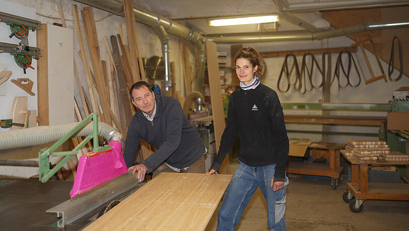 Tobias Pahl und seine Auszubildende Chiara Nadalin. Neben den beiden werkeln aktuell noch drei weitere Schreiner in der Werkstatt.