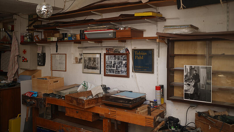 Ein Gang durch die Schreinerei ähnelt dem durch ein Museum. Verschiedenste Dinge erinnern an die vergangenen Jahrzehnte.