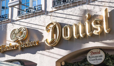 Verbotene Nazi-Parolen: Münchner sorgen für Entsetzen in bekanntem Wirtshaus am Marienplatz