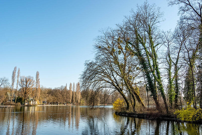 Der Kleinhesseloher See im Englischen Garten.