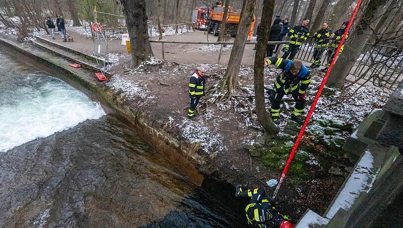 Am Sonntagvormittag rückt die Feuerwehr mit einem Kran an und entfernt die Rampe, die Unbekannte an Weihnachten eingebaut hatten.