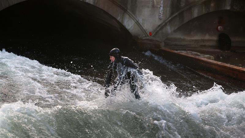 Am Samstag wurde noch gesurft. Die neu entstandene Welle sei deutlich anders und schwieriger zu befahren als zuvor, hieß es.