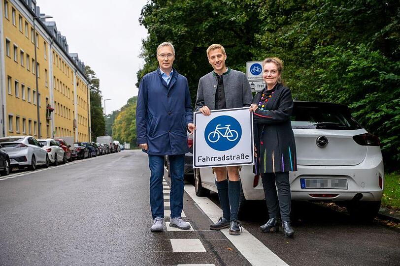 Mobilitätsreferent Georg Dunkel (parteilos), Zweiter Bürgermeister Dominik Krause (Grüne) und Baureferentin Jeanne-Marie Ehbauer (Grüne) feiern die 100. Münchner Fahrradstraße.