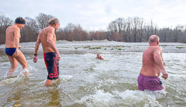 Eisiger Trend: An Neujahr stürzen sich 80 Münchner in die Isar
