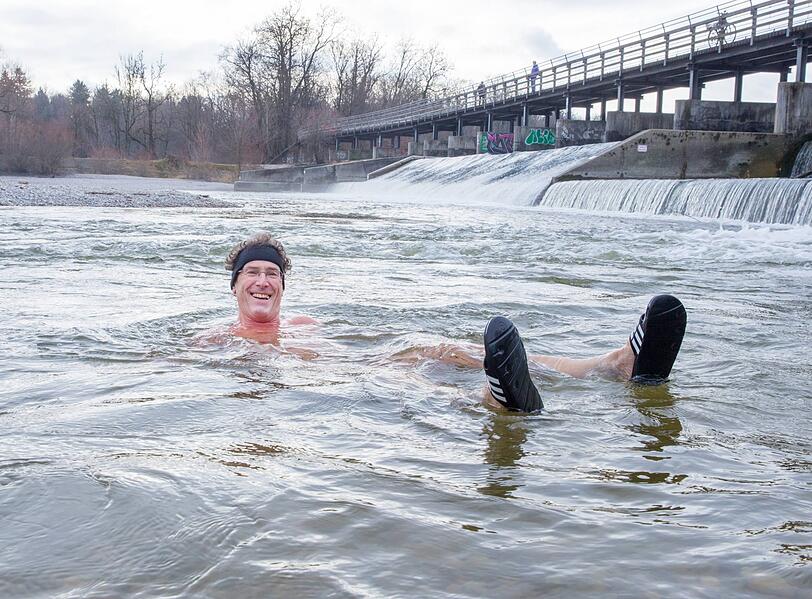 Der Münchner Norbert Mayer (67) organisiert seit einigen Jahren das sogenannte Anschwimmen am Flaucher.