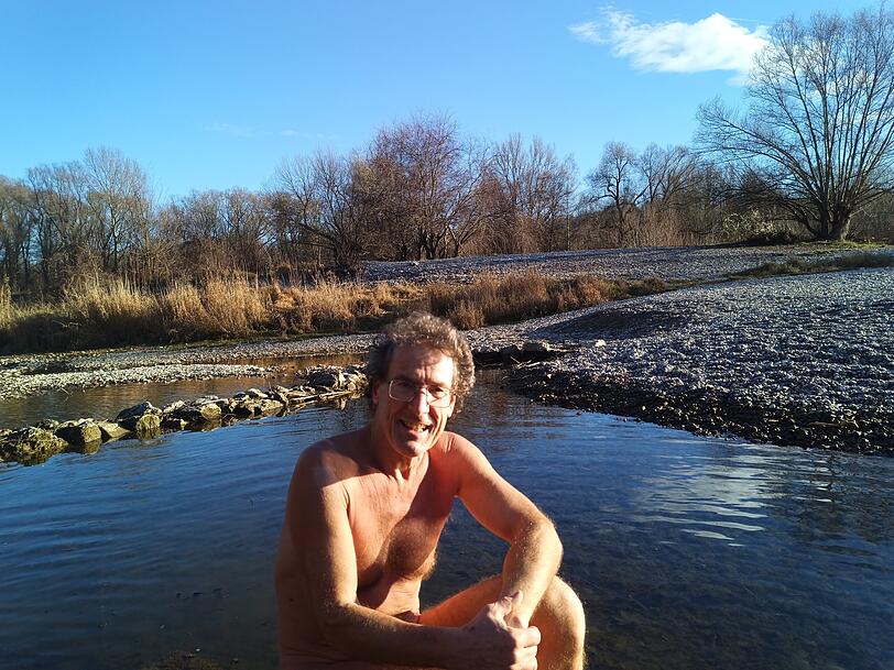 Norbert Mayer geht im Winter beinahe täglich in der Isar schwimmen. Frieren würde er dabei kaum noch, sagt er.