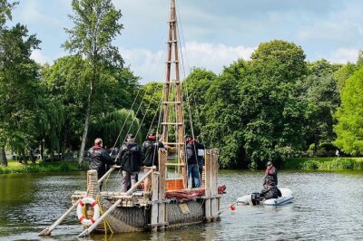 Große Fotogalerie: Chemnitz 2025 in 100 Bildern! - Rückblick aufs Festjahr zur Europäischen Kulturhauptstadt Chemnitz 2025: Schilfboot auf dem Schloßteich.