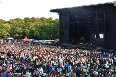 Große Fotogalerie: Chemnitz 2025 in 100 Bildern! - Rückblick aufs Festjahr zur Europäischen Kulturhauptstadt Chemnitz 2025: Konzert von Bryan Adams.
