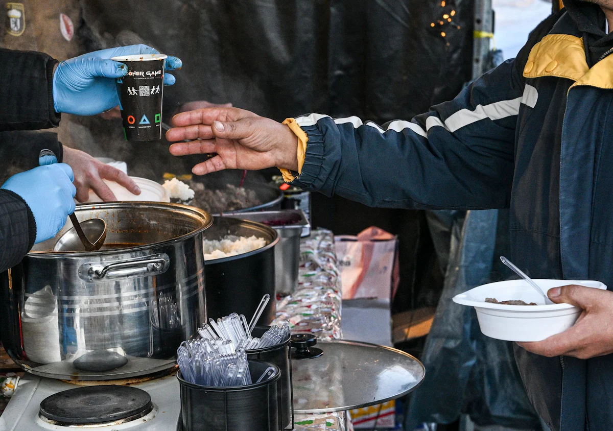 Aktion am Heiligabend - „Keiner isst allein“ – Imbisse verteilen Gratis-Essen - Wirtschaft