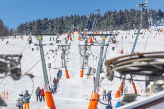 Skifahrer an den Schleppliften am Fichtelberg. Nach einem Jahr Pause wird nun bei den Tickets wieder an der Preisschraube gedreht.
