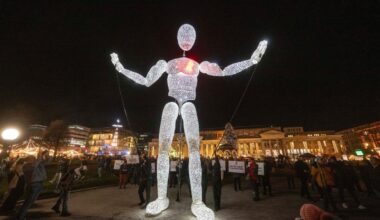 Leuchtpuppe setzt Zeichen zum Welt-Aids-Tag in Stuttgart