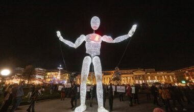 Welt-Aids-Tag: Leuchtpuppe setzt Zeichen zum Welt-Aids-Tag in Stuttgart