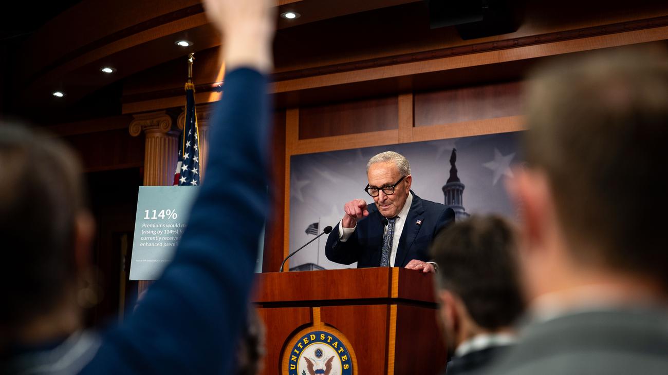 Der US-Überblick am Morgen: Bombendrohungen gegen Schumer, Liste missliebiger Journalisten