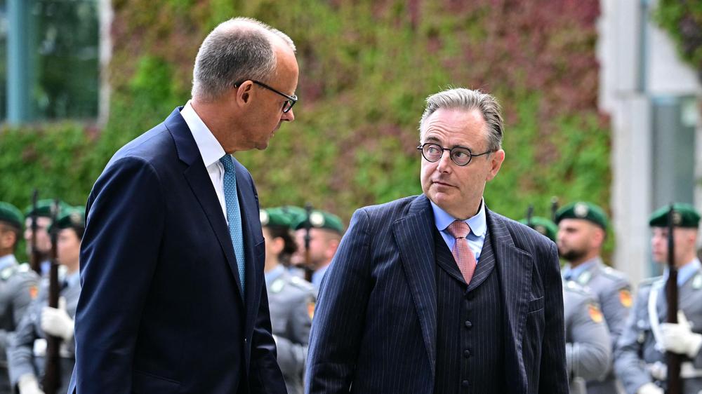 Russisches Vermögen: Bundeskanzler Friedrich Merz (links) will eingefrorenes russisches Vermögen für einen Kredit an die Ukraine nutzen. Der belgische Premierminister Bart De Wever (rechts) ist dagegen.