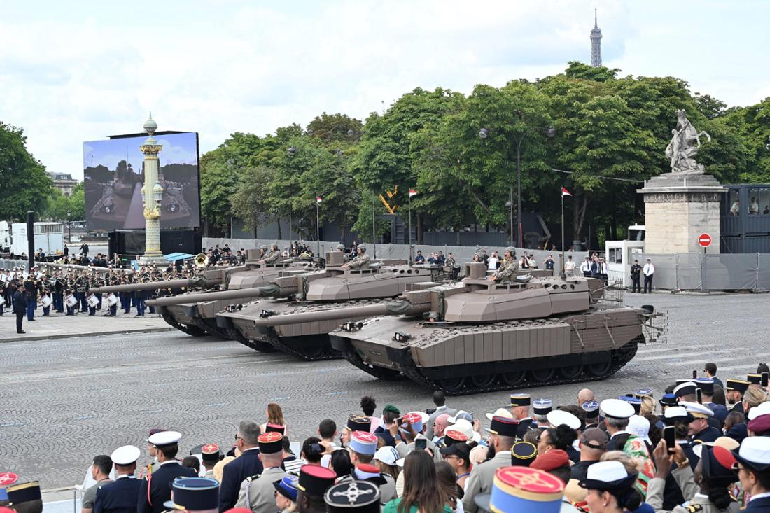 Leclerc XLR-Panzer paradieren während des Nationalfeiertags über die Champs Elysees.