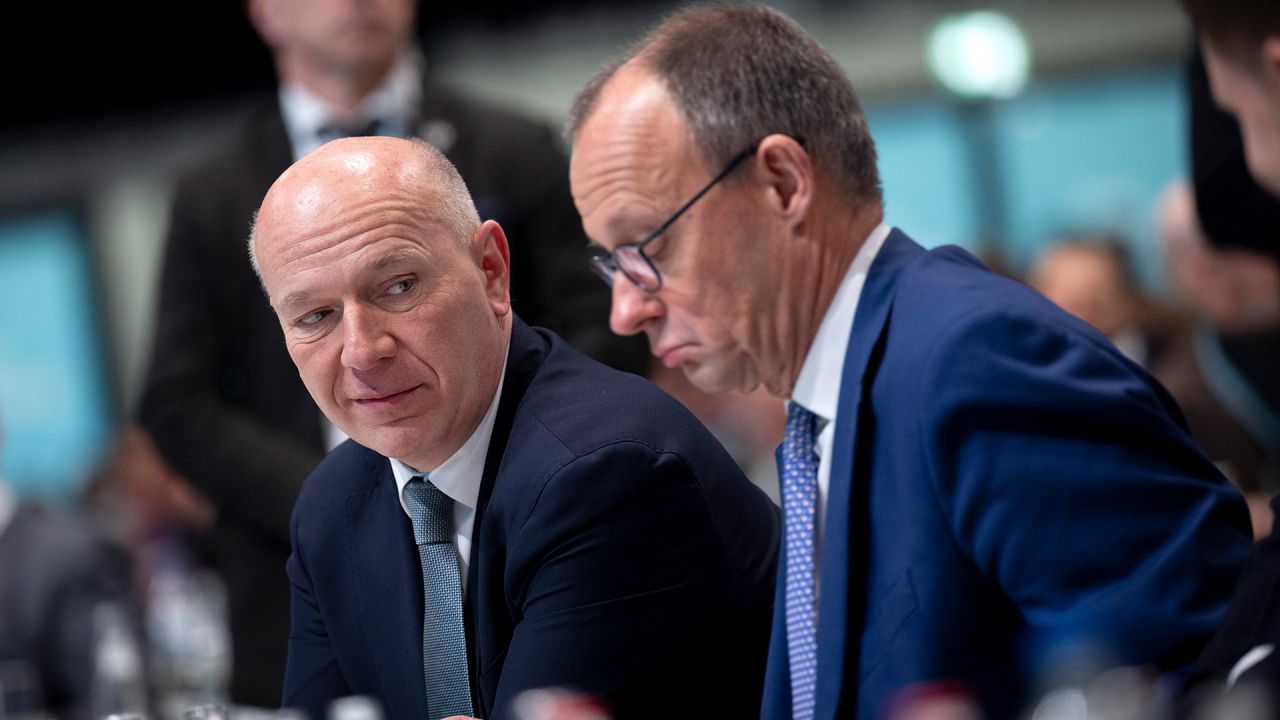 Der Kanzler und seine parteiinterne Nervensäge