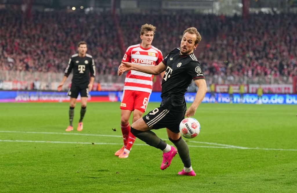 RB Leipzig Ð Magdeburg DFB Pokal Leipzig, 02.12.2025, Red Bull Arena, Fußball, DFB Pokal, Achtelfinale , RB Leipzig vs. 1.FC Magdeburg , Im Bild: Fans vom 1.FC Magdeburg zünden Pyrotechnik. , Nur z...