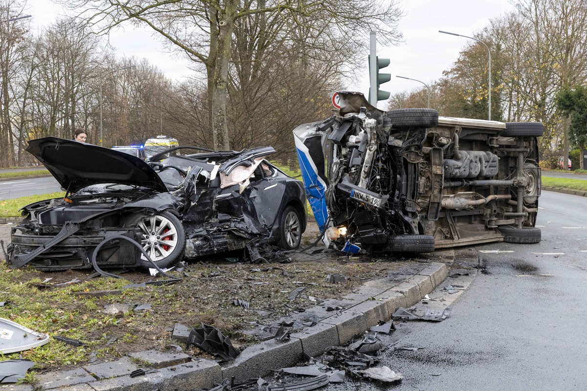 Unfall in Gelsenkirchen ++ Tesla-Fahrer verstorben ++ Polizisten verletzt